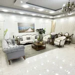 مبل کلاسیک روما ۸ نفره ترکیب رنگ دوگانه طوسی-کرمی با طراحی لوکس